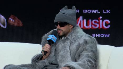 Bad Bunny ist der Halbzeit-Act beim diesjährigen Super Bowl. Der Rapper sorgt im Vorfeld für einen skurrilen Auftritt.