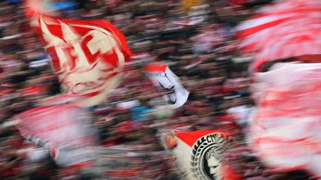 Die Fans des 1. FC Köln präsentierten gegen Dortmund ein Banner, mit dem Viktoria nicht einverstanden war