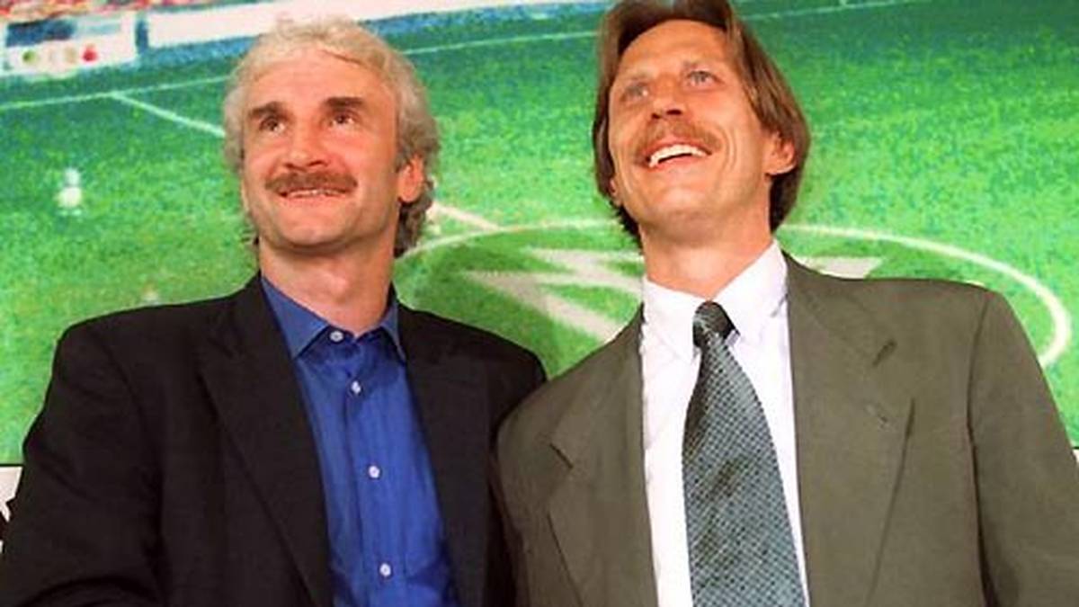 Eine Einigung wird erzielt, im Sommer 2001 soll Daum die DFB-Auswahl übernehmen. Vorher ist Rudi Völler interimsmäßig für das Team verantwortlich