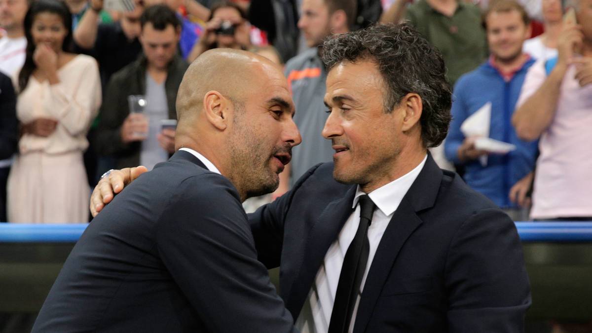 Auch die beiden ehemaligen Teamkollegen und Trainer Pep Guardiola und Luis Enrique begrüßen sich vor dem Spiel freundschaftlich
