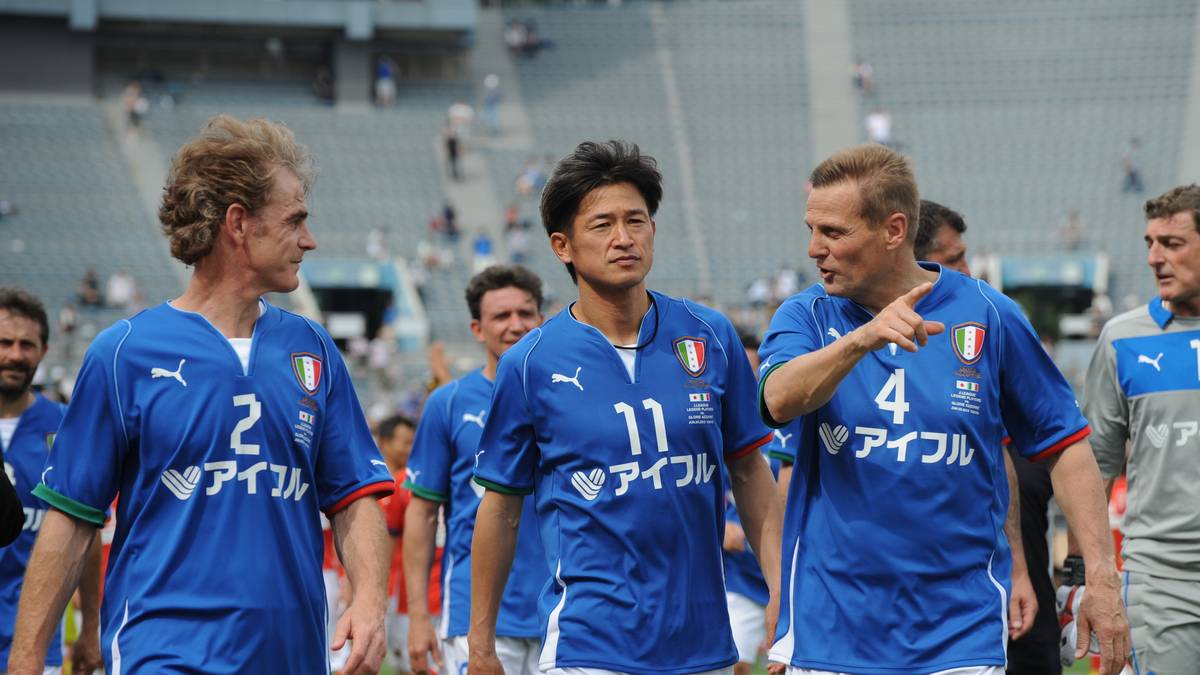Kazuyoshi Miura (mit Angelo Colombo zu seiner Linken und Roberto Mussi) hat am 5. April 2015 Fußball-Geschichte geschrieben