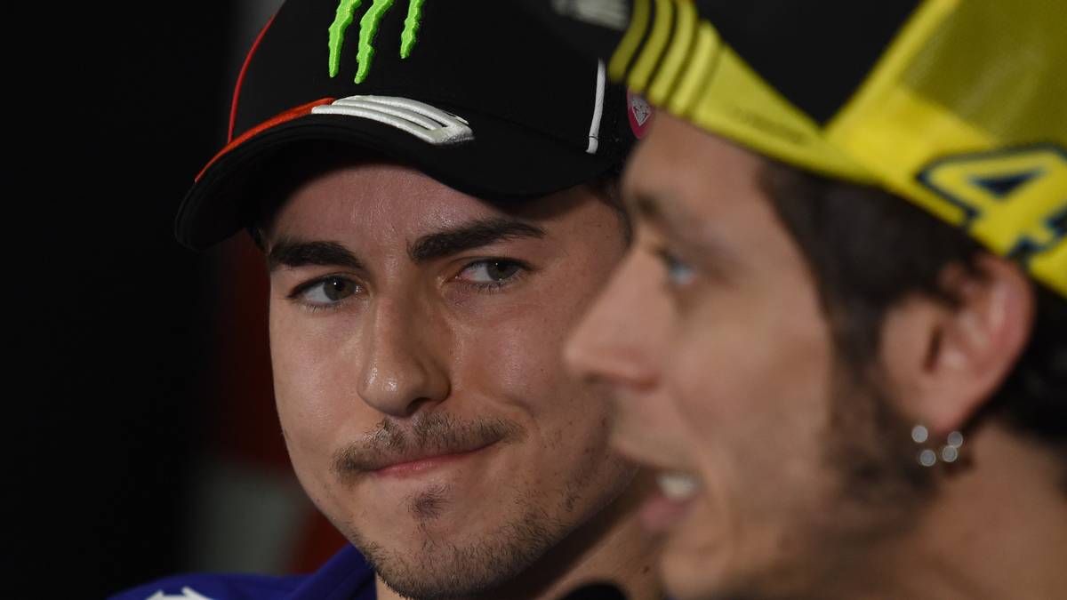 Die Aktion ging nicht nur image-technisch nach hinten los: Rossi handelte sich eine Strafe ein, die ihm letztlich seine letzte WM-Chance raubte. Lorenzo wurde Champ - und fällte ein vernichtendes moralisches Urteil: "Wir haben den Respekt vor ihm als Sportler verloren", sagte er