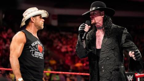 Der Undertaker (r.) reagiert bei WWE Monday Night RAW auf eine Ansage von Shawn Michaels