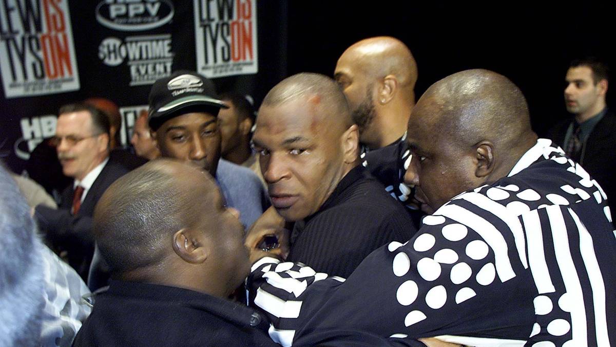 LEWIS VS. TYSON: Mike Tyson und Champion Lennox Lewis liefern sich vor ihrem Kampf 2002 schon auf der Pressekonferenz einen Prügelei mitsamt ihrer Entourage. Tyson gibt später zu, Lewis dabei ins Bein gebissen zu haben. WBC-Präsident Jose Sulaiman verklagt Tyson zudem auf 56 Millionen Dollar. Sulaiman sieht sich ebenfalls von Tyson angegriffen