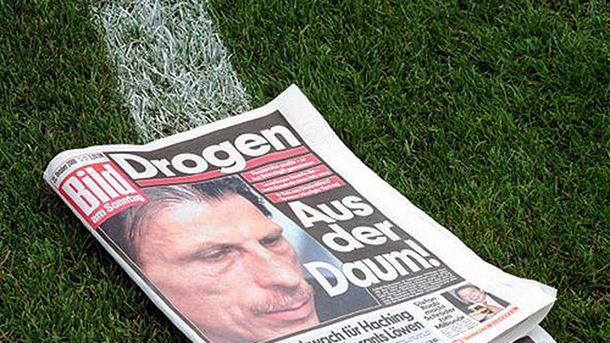 Doch es kommt anders: Daum wird von einem Zeitungsbericht mit Drogen-Vorwürfen konfrontiert, die eine ungeheure Dynamik entwickeln, als Bayern-Manager Uli Hoeneß ihn aufgreift und fordert, dass Daum nicht Bundestrainer werden darf, wenn er sich bewahrheitet