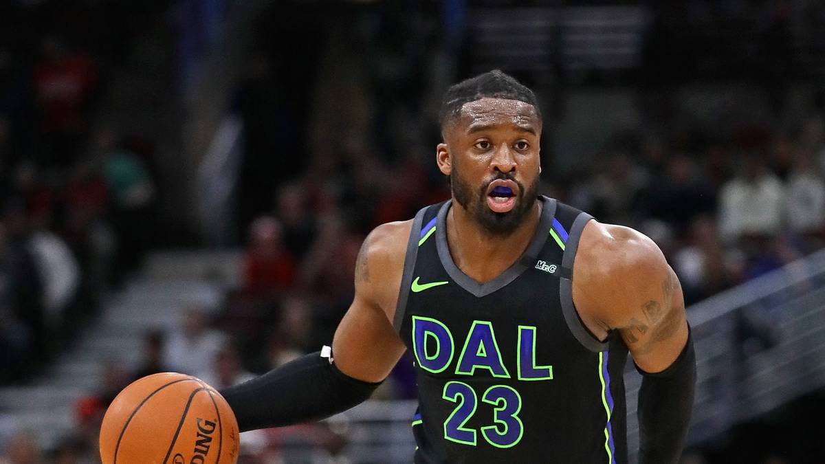 WESLEY MATTHEWS: Der 32-Jährige scheint allmählich über seinen Zenit hinaus. Legte er zu seinen besten Zeiten in Portland noch mehr als 16 Punkte pro Spiel auf, waren es in der abgelaufenen Saison nur noch 12,7. Seine Treffsicherheit von der Dreierlinie (38,1 Prozent) kann den Mavs trotzdem weiterhelfen