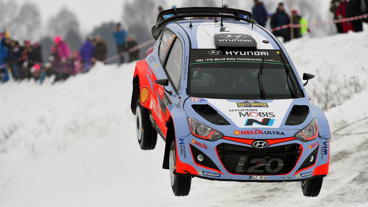Neuville führt, Ogier holt auf