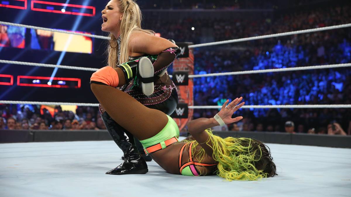 Die Nichte des legendären Bret Hart aber weiß sich zu wehren, nimmt Naomi in Brets altes Standardmanöver, den Sharpshooter