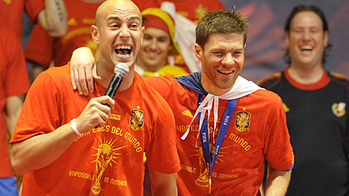 Wie schon 2008 genügt den Spaniern ein 1:0, diesmal gegen die Niederlande. Ex-Liverpool-Kollege Pepe Reina und Alonso feiern den Weltmeister-Titel ausgelassen