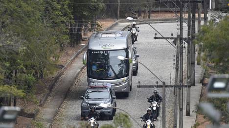 Ein Journalisten-Bus wurde in Rio offenbar mit Steinen beworfen