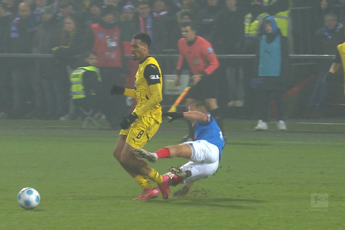 Aufsteiger Kiel gewinnt überraschend gegen den BVB. In der Schlussphase passiert ein übles Foul, das mit einer Roten Karte geahndet und im Nachhinein fast übersehen wurde.