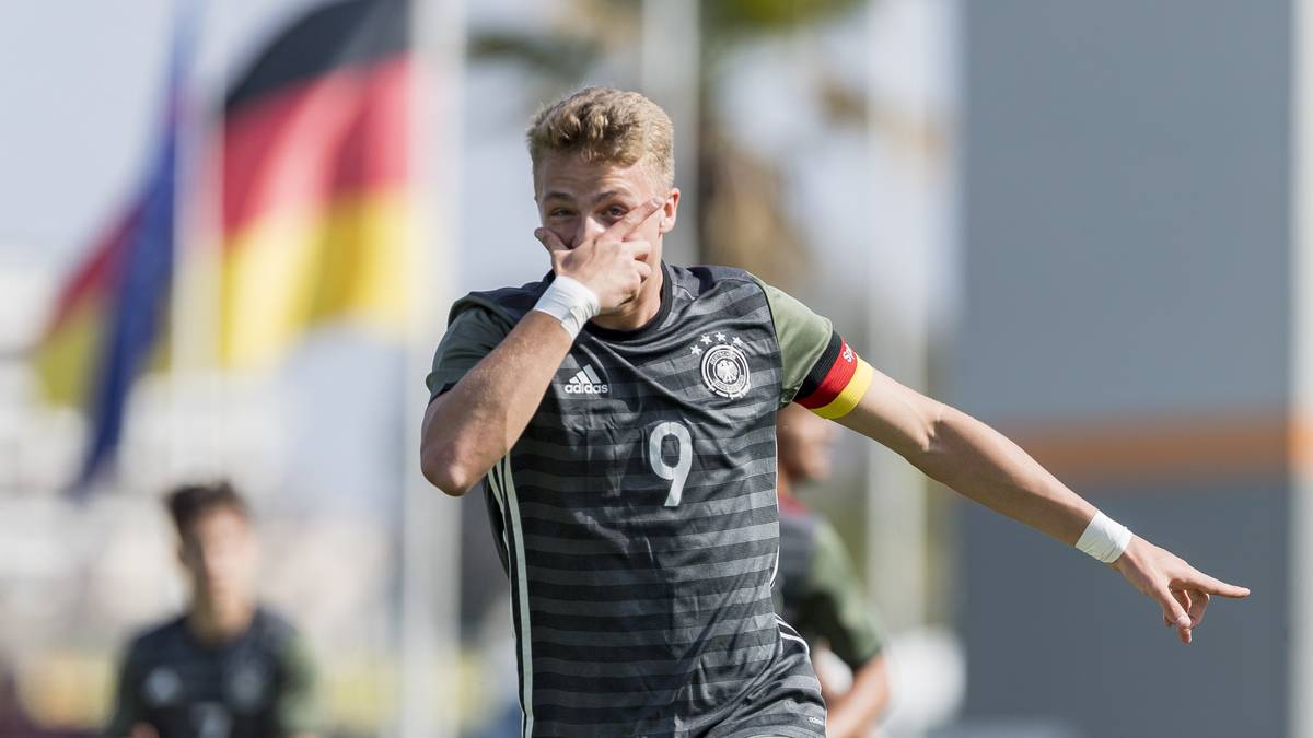 Auch im DFB-Trikot lief es zuletzt richtig gut. Mit sieben Toren in fünf Spielen beeindruckte Arp bei der U17-EM. Trotz Angeboten nahezu aller europäischer Topklubs unterschrieb der Youngster beim HSV bis 2019