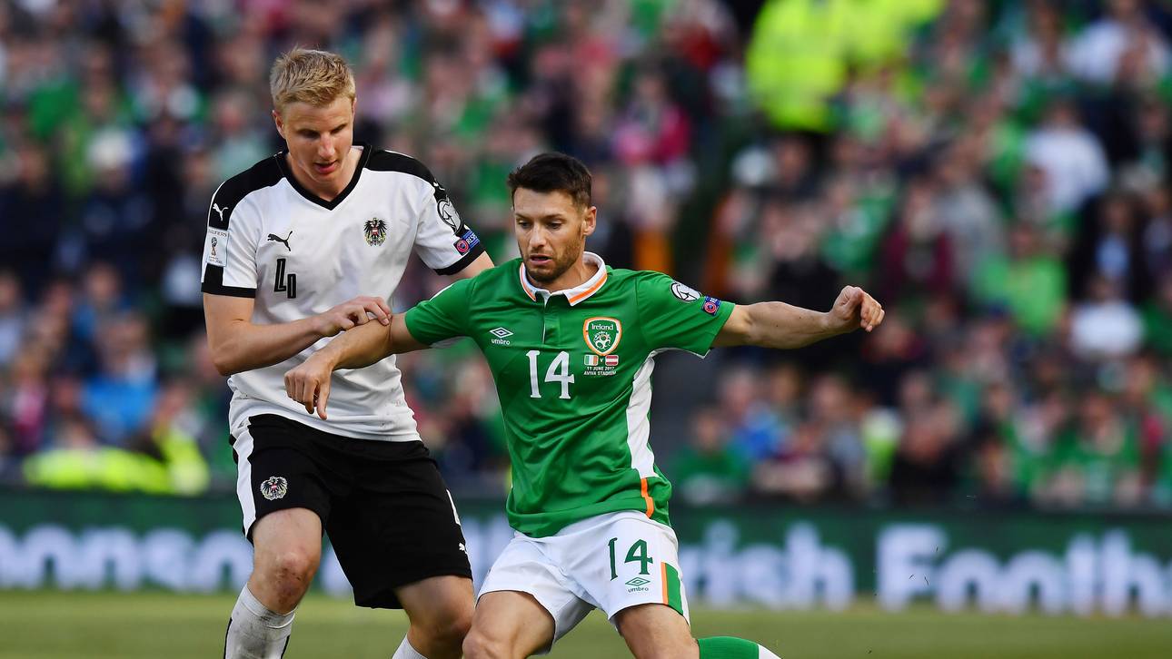 Österreich und Wales spät geschockt