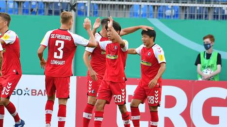 Der SC Freiburg zieht gegen den SV Waldhof Mannheim souverän in die zweite Runde des DFB-Pokals ein