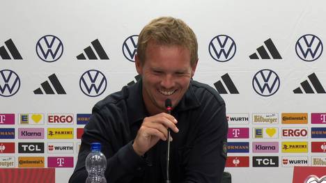 Köln-Trainer Lukas Kwasniok trägt bei den Spielen seines Vereins an der Seitenlinie ein Trikot. Bundestrainer Julian Nagelsmann spricht über die Möglichkeit, ebenfalls im Trikot aufzutreten.