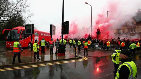 Bei Auseinandersetzungen zwischen beiden Fanlagern wurde am Rande des Hinspiels ein Liverpool-Fan lebensgefährlich verletzt