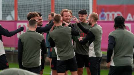 Vor dem Abflug nach Paris absolviert der FC Bayern das Abschlusstraining an der Säbener Straße. Gute Nachrichten: Hiroki Ito ist mittlerweile vollständiges Mitglied der Bayern-Einheiten.