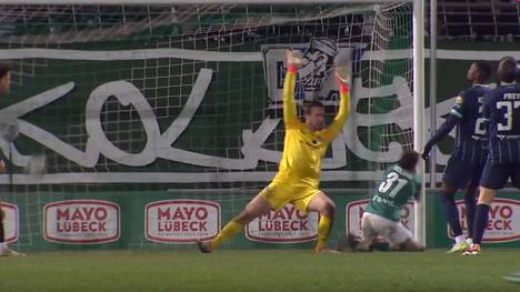 Im Spiel zwischen dem VfB Lübeck und 1860 München geht es erst in der Schlussphase hoch her. Lübecks Mirko Boland sorgt dabei nur kurz für Jubel - denn sein Treffer endet für ihn äußerst schmerzhaft.