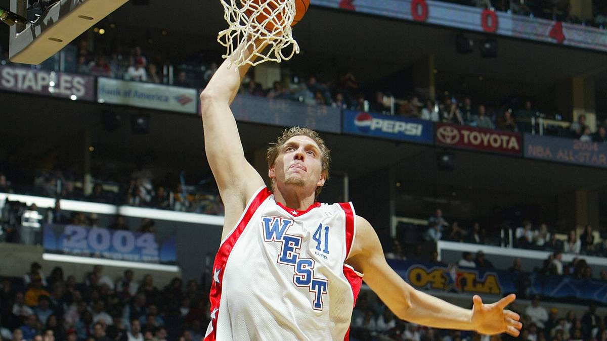In 13 Minuten Einsatzzeit erzielt Nowitzki zwei Punkte. Den MVP-Award sahnt Shaquille O'Neal ab, der auf 24 Zähler kommt