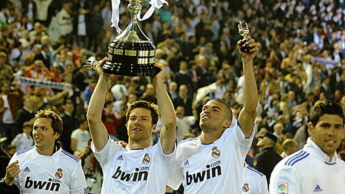 2011 folgt dann auch endlich der erste Triumph mit Real Madrid: Die Königlichen schlagen in der Verlängerung den Erzrivalen FC Barcelona 1:0 und gewinnen die Copa del Rey