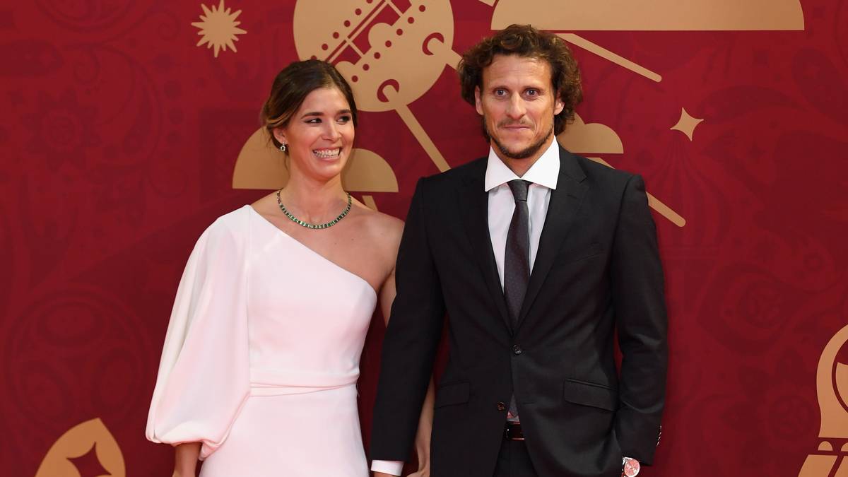 Diego Forlan, der bei der Auslosung als "Losfee" agiert, hat seine bezaubernde Frau Paz Cardoso mitgebracht