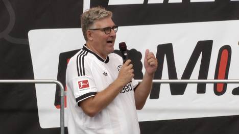 Axel Hellmann, Vorstandssprecher von Eintracht Frankfurt, rechnet beim Stadiontag der SGE mit der WM 2026 ab. Auch Gianni Infantino und US-Präsident Donald Trump werden dabei nicht von der Kritik verschont. 