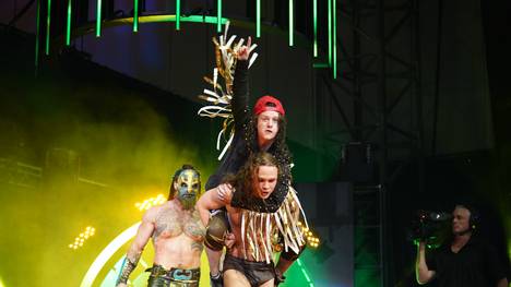 Marko Stunt bei AEW Fight for the Fallen auf den Schultern von Jungle Boy (mit Luchasaurus)