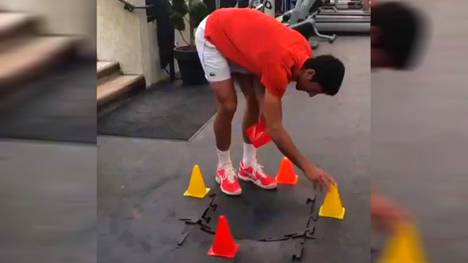 Novak Djokovic hat beim Training vor den French Open ein Loch in den Boden gemacht