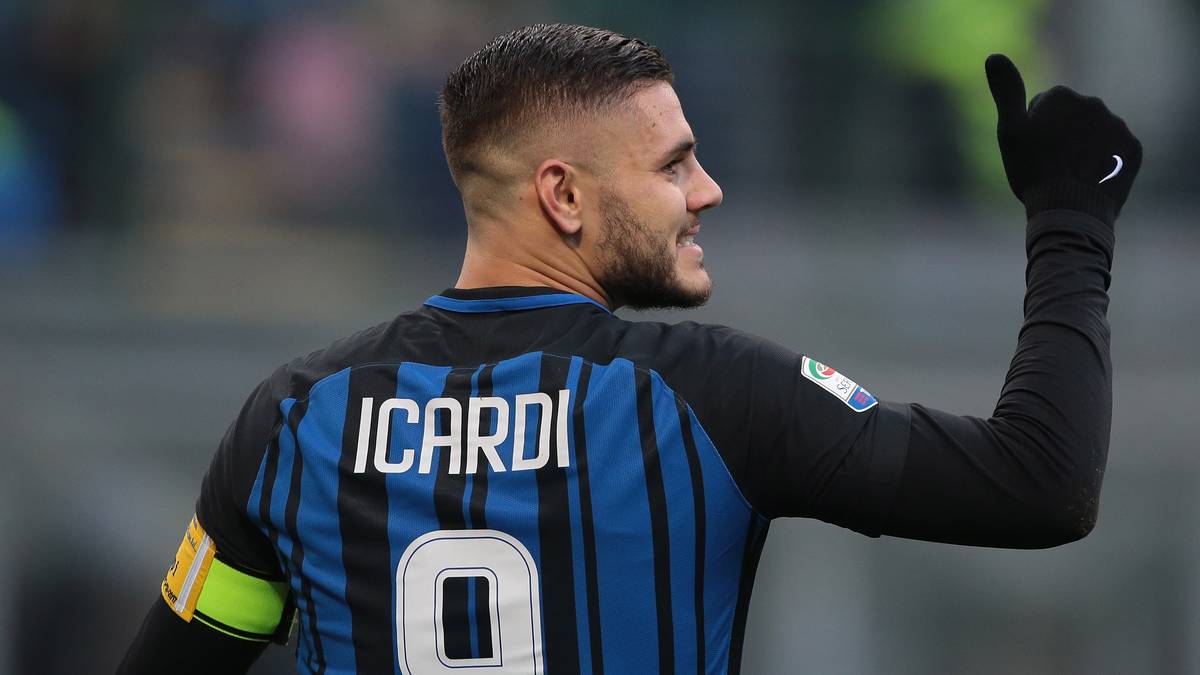 MAURO ICARDI: Der argentinische Stürmer könnte dann einen möglicherweise freiwerdenden Platz im Angriff von Real Madrid einnehmen. Die Königlichen sollen bereit sein, die in Icardis Vertrag stehende fixe Ablöse von 110 Millionen Euro zu bezahlen, schreibt der "Corriere dello Sport"