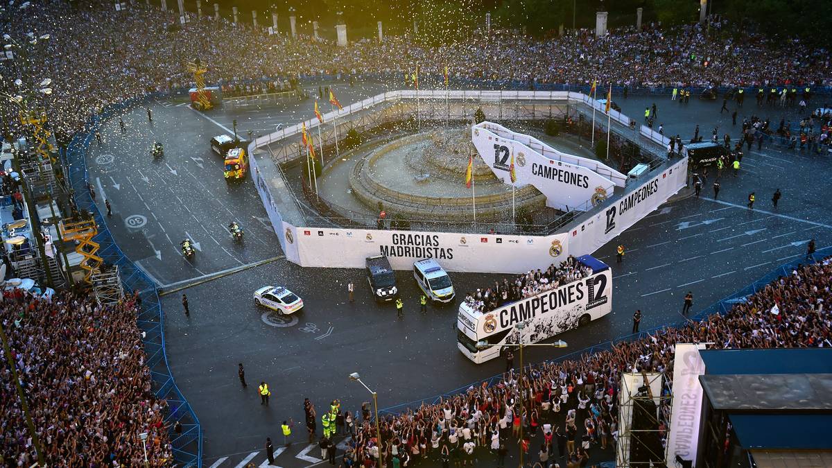 Der Bereich um den Brunnen auf der Plaza de Cibeles ist weiträumig abgesperrt, damit der Doppeldecker dort seine Runden drehen kann