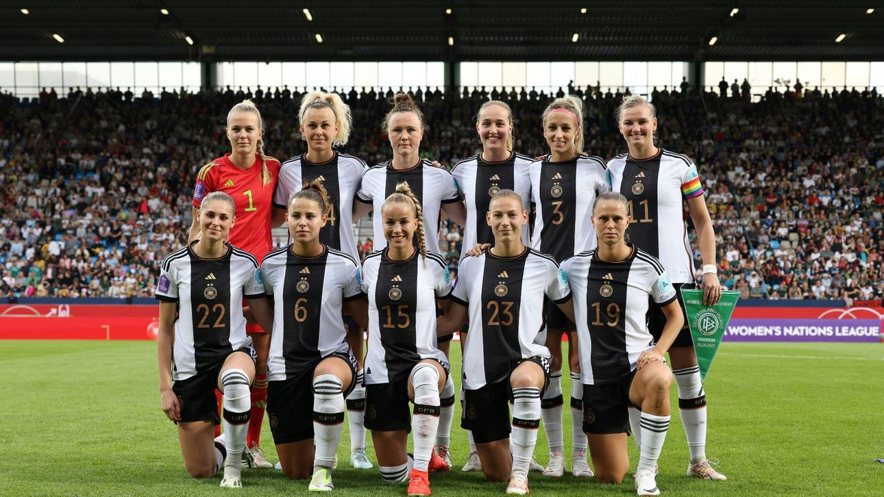 Scholz besucht DFB-Frauen