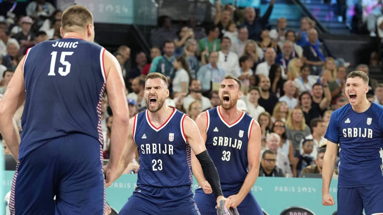 Nikola Milutinov (2.v.r.) holte gemeinsam mit Nikola Jokic Olympia-Bronze