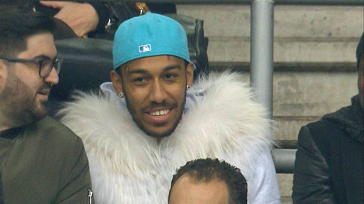 Pierre-Emerick Aubameyang verpasst das Spiel gegen 96 angeschlagen. Dortmunds Torjäger brilliert dafür auf der Tribüne als Riesenvogel in Schalke-Farben