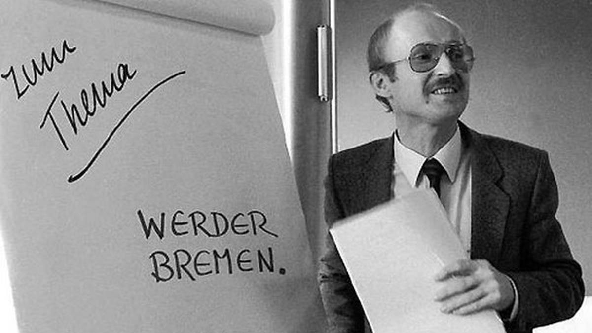 Bremen allerdings bleibt in den kommenden zwei Jahrzehnten einer der wenigen ernstzunehmenden Konkurrenten der Bayern. Lemke und Hoeneß streiten sich dabei ständig, übers Sportliche, übers Geschäftliche, über alles. Lemke wirft Hoeneß immer wieder Arroganz und aggressiv-kapitalistisches Gebaren vor, Hoeneß wiederum nervt Lemkes Klassenkämpfer-Gestus
