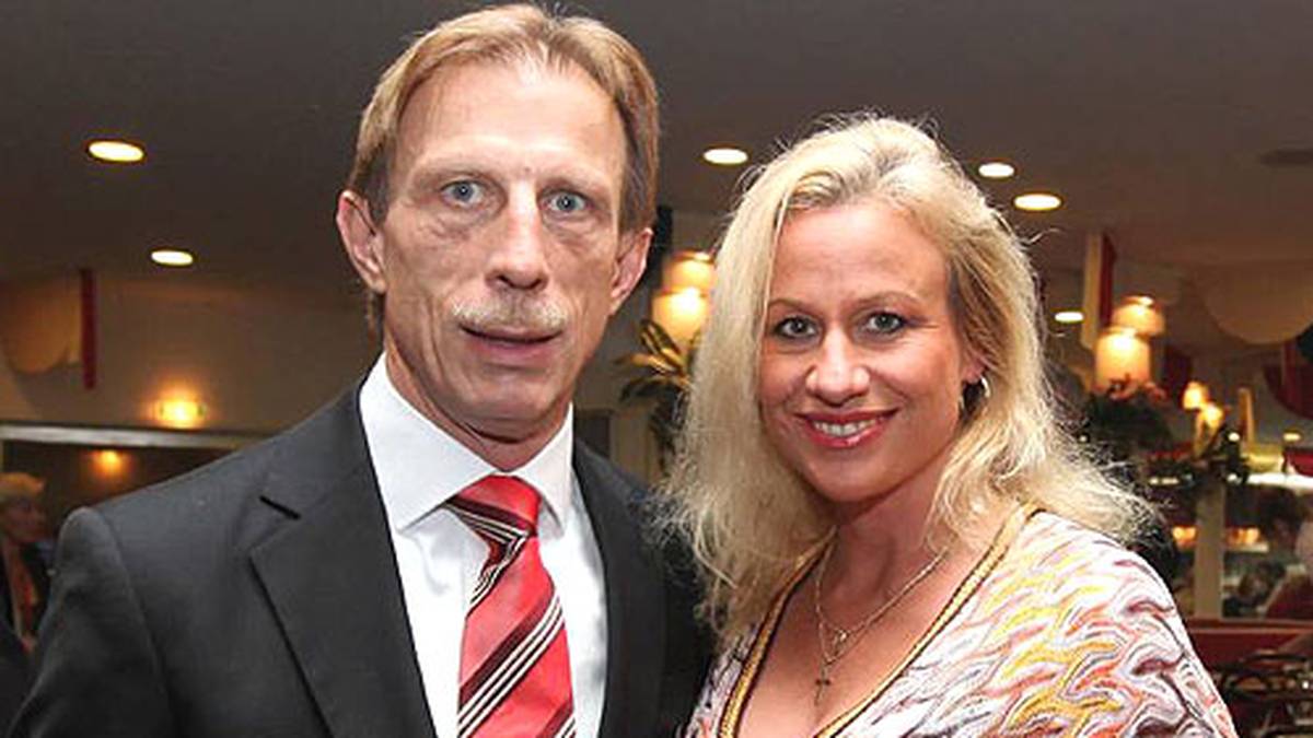 Daum flieht für einige Zeit in die USA, gesteht nach seiner Rückkehr alles. Wichtig für Daum: Ehefrau Angelica Camm-Daum steht wie seine Familie zu ihm