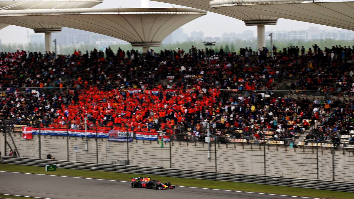 Spektakel beim Großen Preis von China. Auf dem Shanghai International Circuit steigt das dritte Formel-1-Rennen der Saison und die Silberpfeile gehen mit einer Doppel-Pole ins Rennen. SPORT1 präsentiert die Bilder zum China-GP
