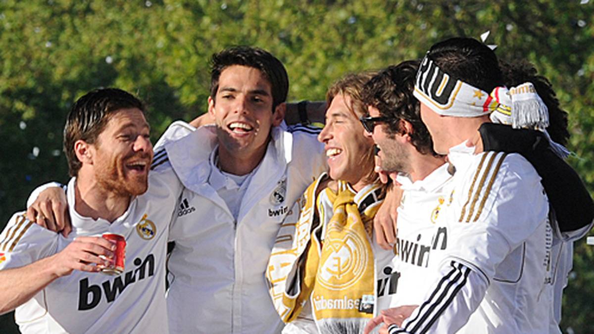 Auch ein Jahr später feiert Real. Neben dem spanischen Supercup schnappt sich das weiße Ballett auch die Meisterschaft. Für Alonso ist es der erste nationale Titel der Karriere, für die Hauptstädter der 32.