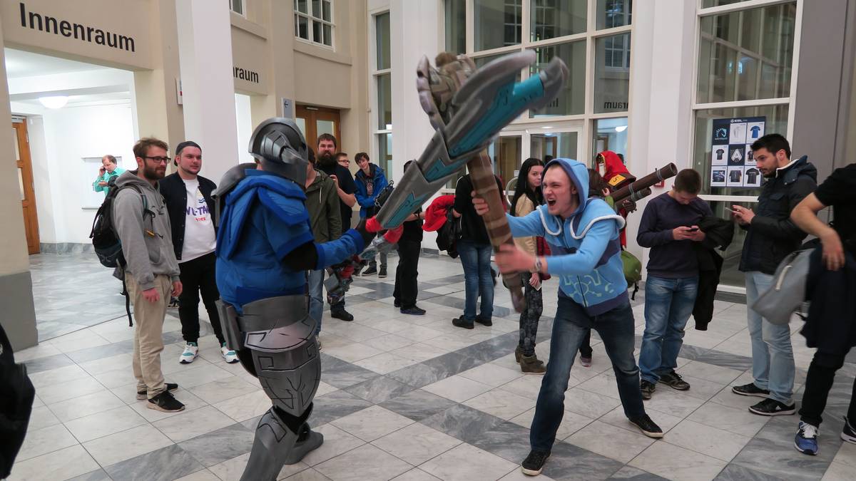 Plötzlich Hektik. Ein unbekannter Wagemutige mit verwaschener Jeans wagt sich hier zum Kampf - aber gegen wen?