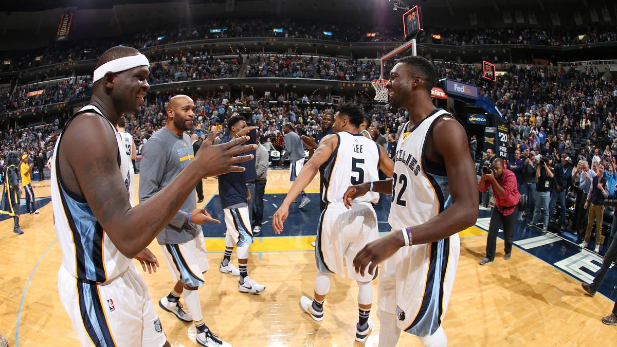 Die Kollegen sind begeistert. Zach Randolph gratuliert dem Matchwinner
