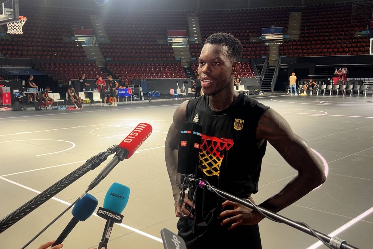 Dennis Schröder, Kapitän der deutschen Basketball-Nationalmannschaft, schwärmt vom neuen Bundestrainer Álex Mumbrú und dessen Vergangenheit als Spieler.