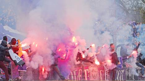 Die Fans des VfL Osnabrück brennen Bengalos ab