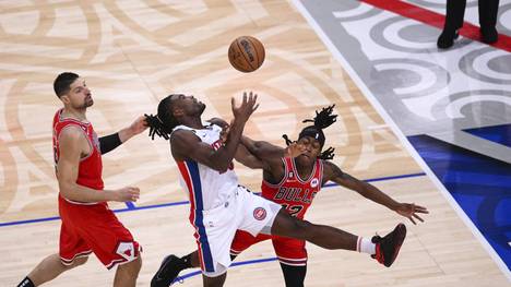 Isaiah Stewart (Pistons) vs Lonzo Ball (Bulls) BASKETBALL : Chicago Bulls vs Detroit Pistons - NBA, Basketball Herren, USA Paris Game 2023 - Paris - 19 01 2023 JBAutissier Panoramic PUBLICATIONxNOTxINxFRAxBEL