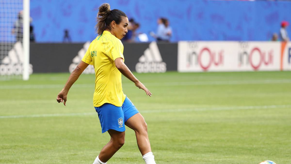 PLATZ 13 - BRASILIEN: Die Südamerikanerinnen sind längst nicht mehr so gut wie früher und verfügen über eine überalterte Elf. Marta ist technisch zwar nach wie vor die Beste der Welt, hält aber kaum mehr 90 Minuten mehr durch. Auch Cristiane hat nicht mehr die Klasse früherer Tage. Brasilien geht als klarer Außenseiter ins Duell mit Frankreich, aufgrund ihrer individuellen Klasse könnte jedoch eine Überraschung möglich sein