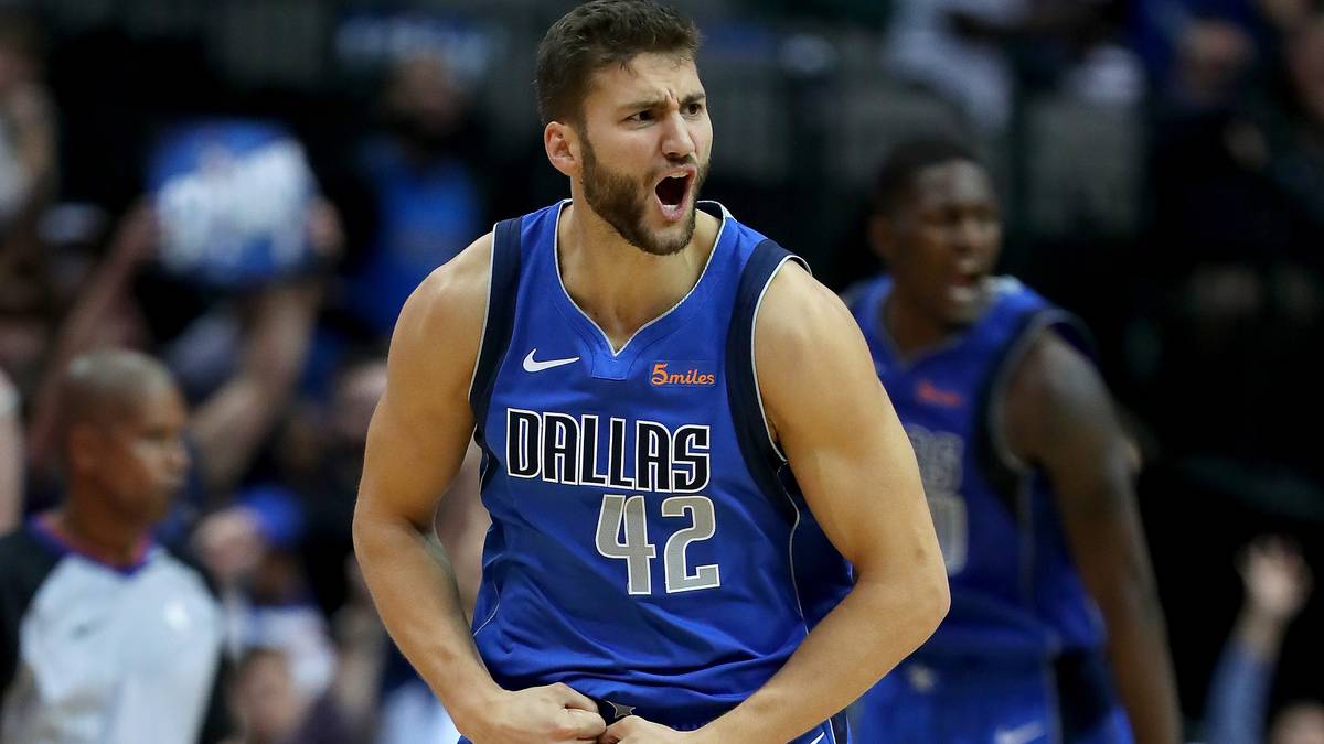 BANK - MAXI KLEBER: Der Würzburger ist einer der stärksten Verteidiger bei den Texanern und soll dem Duo Porzingis/Doncic defensiv den Rücken freihalten, dass sie ihre Kräfte für die Offensive nutzen können. Kleber selbst wird wohl nur bei freien Würfen offensiv in Erscheinung treten und ansonsten mithelfen die Offense am Laufen zu halten