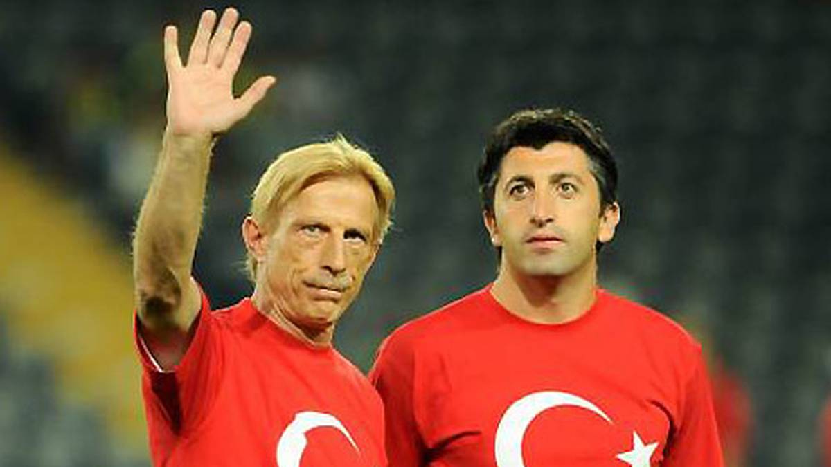 So geht die Trainerkarriere nach einem halben Jahr Pause weiter. Erneut geht Daum in die Türkei, um Besiktas zu übernehmen. Das gut einjährige Engagement endet allerdings ohne Titel