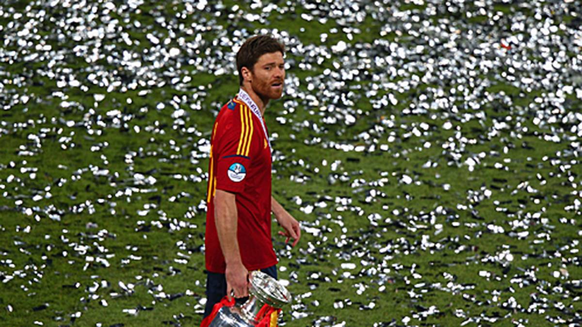 Doch damit noch nicht genug Titel. Die EM 2012 in Polen und der Ukraine steht auf dem Plan - und Spanien gelingt die Misson Titelverteidigung. Es ist der dritte internationale Titel in Serie. Diesmal begnügen sich die Spanier im Finale nicht mit einem 1:0-Sieg, sondern zerlegen Italien mit 4:0