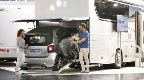 Zur Ausstattung des neuen Reisemobils von Variomobil gehört eine kleine Garage am Heck - für einen Smart mit automatischem Einzug