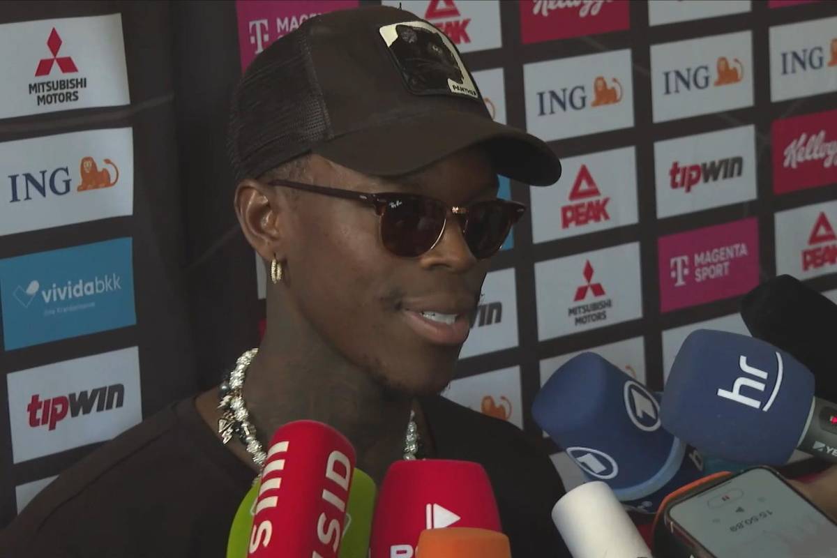 Beim Empfang der Basketball-Helden verrät Kapitän Dennis Schröder, was ihnen Coach Gordon Herbert immer wieder mit auf den Weg gegeben hat, um es am Ende bis zum Titel zu schaffen.