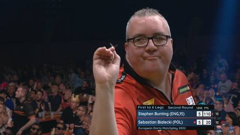 Stephen Bunting zieht gegen Sebastian Bialecki ins Achtelfinale ein. Den Sieg macht der Engländer mit einem High Finish perfekt.