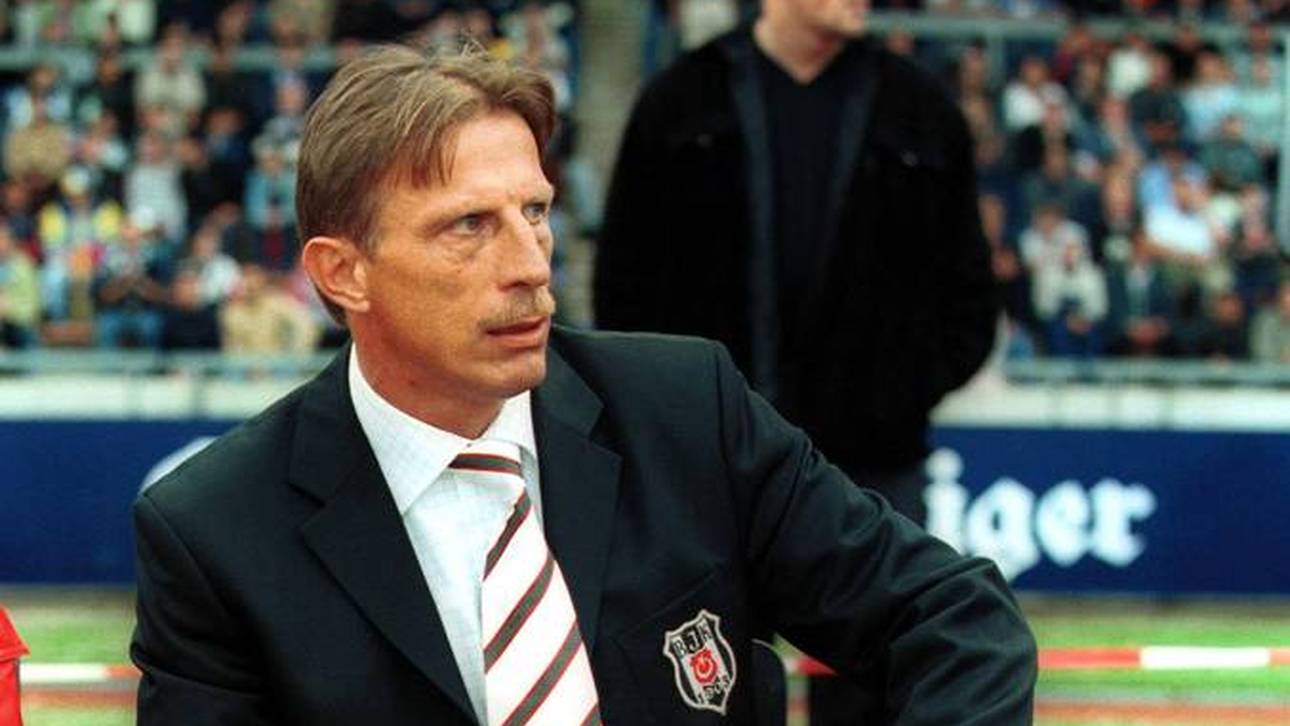 Christoph Daum im Sommer 2001 bei einem Testspiel als Trainer von Besiktas Istanbul